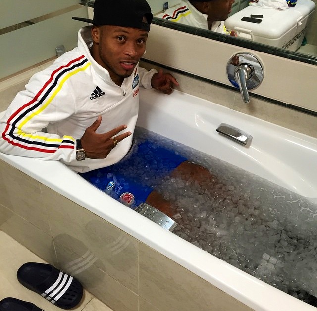 FOTO Instagram: Zuniga recupera nella vasca con il ghiaccio dopo  Brasile-Colombia